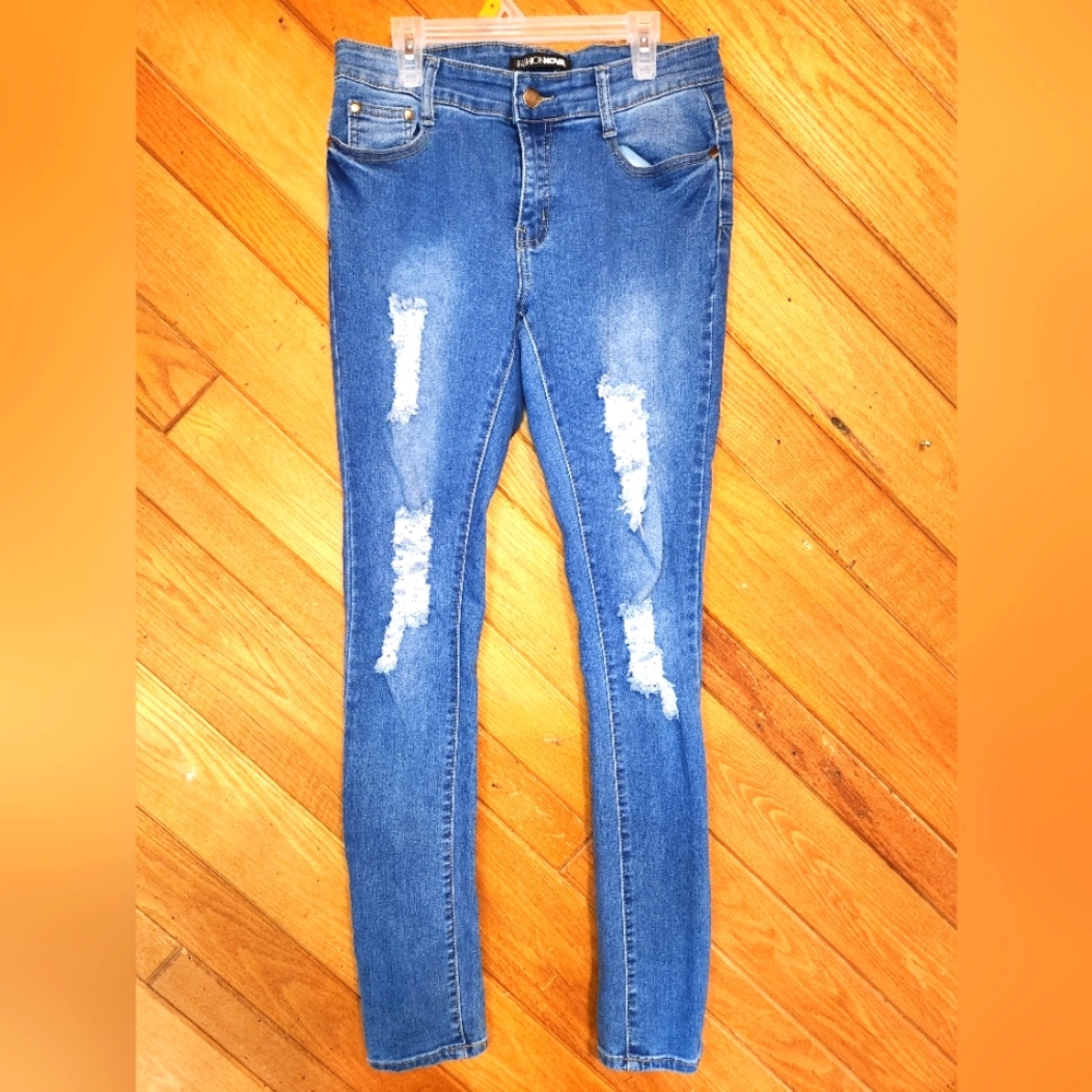 FashionNOVA distressed light blue stretchy skinny jeans size 7
